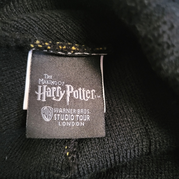 The Making Of HarryPotter Warner Bros London Hufflepuff Bobble Hat New - Picture 2 of 4